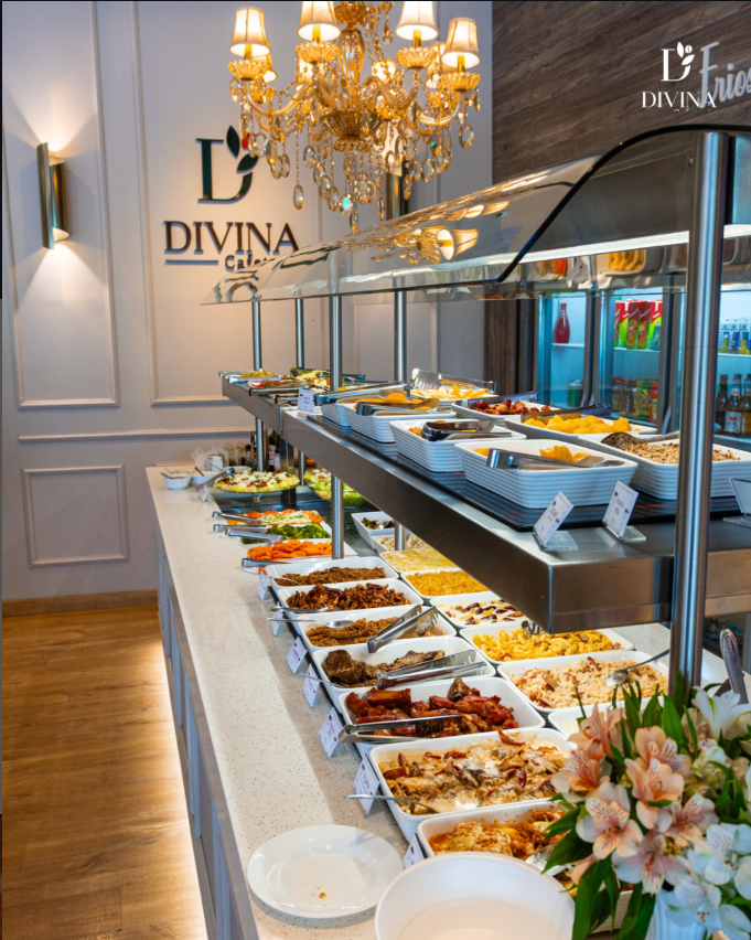 Mesas e ambiente da Divina Cafeteria